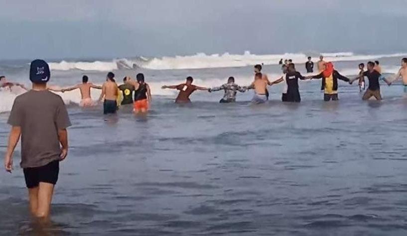 Bañistas improvisaron cadena humana en Filipinas para salvar a turista de ahogarse en el mar