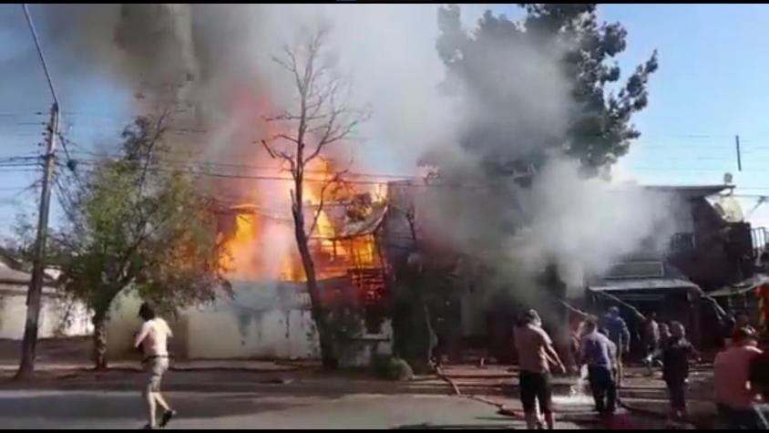 Bomberos intenta controlar incendio que consume viviendas de Peñalolén