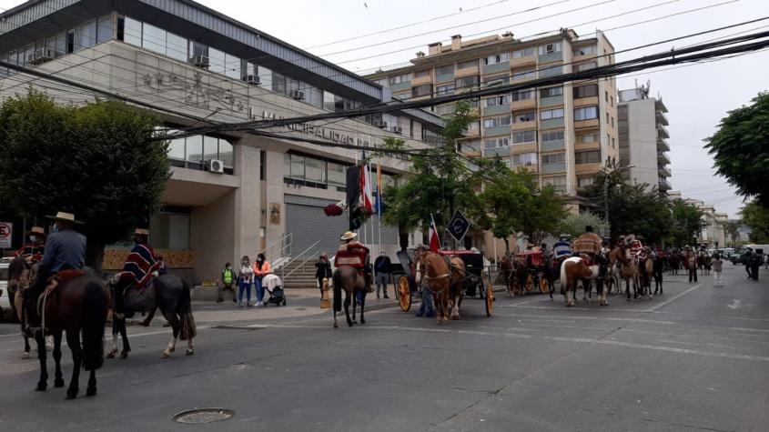 Cocheros realizan protesta en Viña del Mar tras prohibición de carros Victoria con caballos