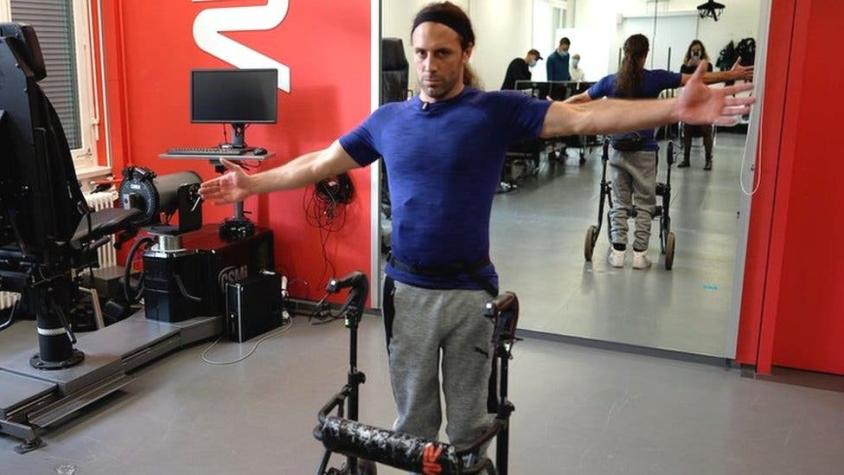 El hombre paralítico que pudo volver a caminar gracias a un implante experimental