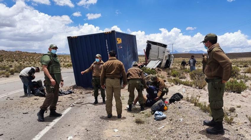 Conductor en estado de ebriedad volcó su camión en Iquique: Transportaba inmigrantes irregulares
