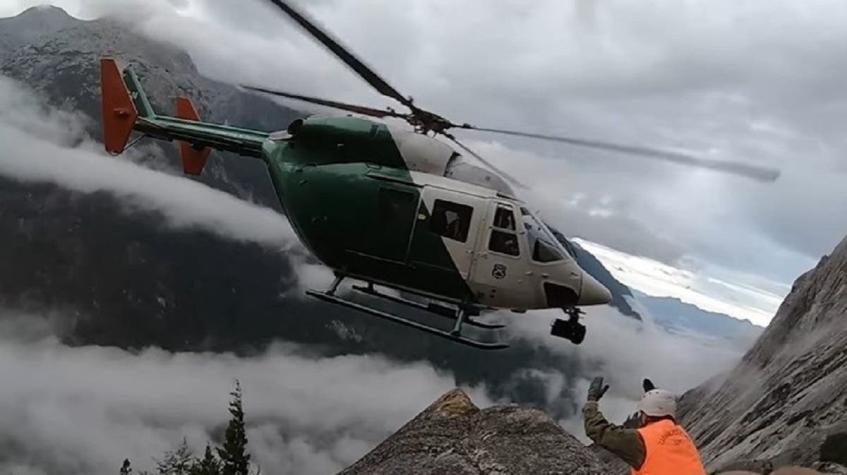 Helicóptero de Carabineros protagoniza impresionante maniobra de rescate en montaña de Los Lagos