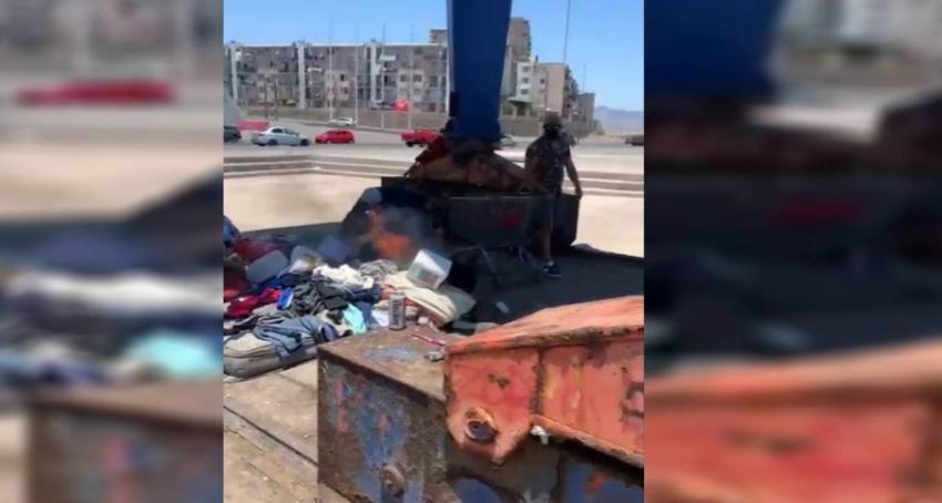 Registro muestra a personas quemando pertenencias que serían de migrantes en Antofagasta