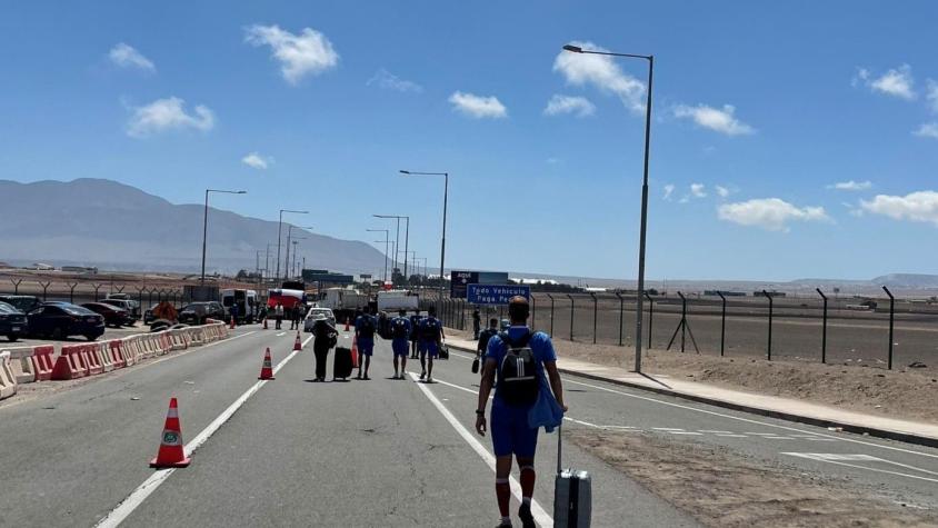 Enfrentan a la U: Plantel de Antofagasta debió caminar hasta el aeropuerto para viajar a Santiago