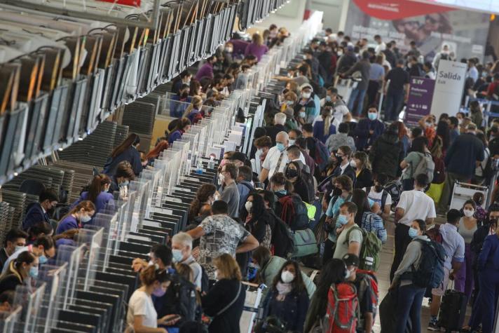 [VIDEO] Molestia de pasajeros en aeropuerto tras cancelación de vuelos desde y hacia Iquique