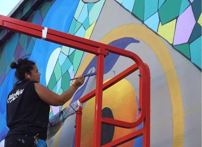 Chilena destaca entre muralistas que conquistan las calles de Alemania