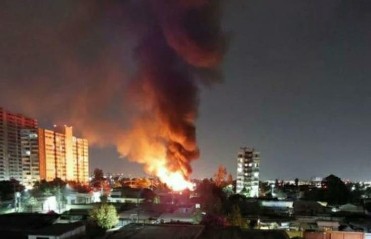 Incendio en La Cisterna: fuego se habría ocasionado en una bodega de camiones de gas