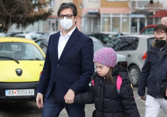 Presidente de Macedonia acompaña al colegio a una niña con síndrome de down que sufría bullying