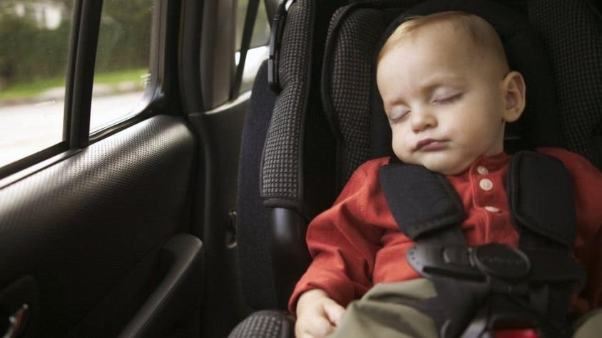 Cómo explica la ciencia que padres olviden a sus niños dentro del carro (y qué hacer para evitarlo)