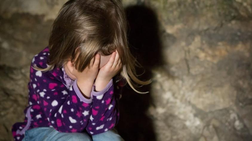 Encuentran a niña desaparecida en 2019 en una pieza secreta debajo de unas escaleras