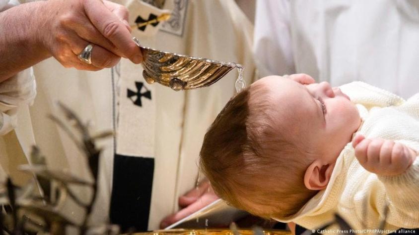 Invalidan más de 20 años de bautismos por culpa de sacerdote que recitaba mal una palabra