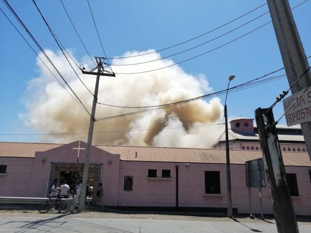 Reportan incendio estructural en Iglesia Santa Rosa de Pelequén en la región de O'Higgins