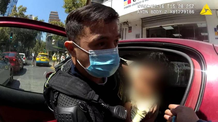 [VIDEO] Niño encerrado en auto en día de intenso calor: Su mamá dijo que fue a entrevista de trabajo