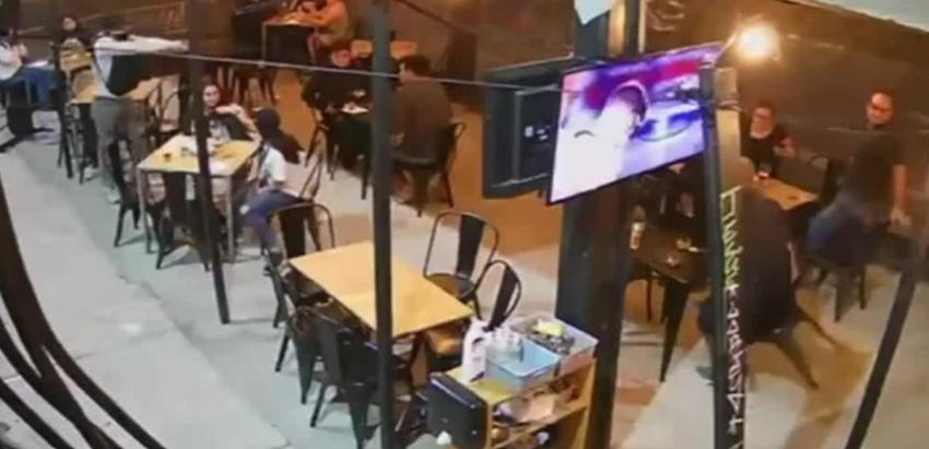 Cámaras de seguridad registraron violento asalto armado a clientes de un bar en Quinta Normal
