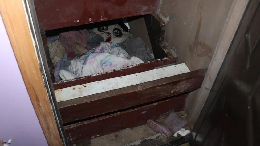 Bajo una escalera: Así era el lugar donde fue escondida niña que estuvo desaparecida desde 2019