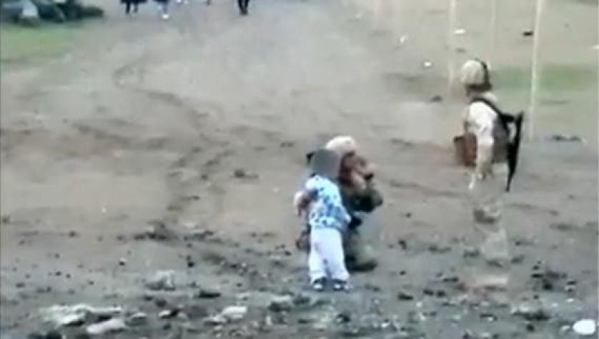 [VIDEO] Militares acompañan a niño abandonado en la frontera en Colchane