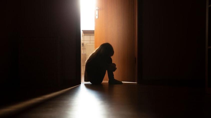 Encuentran a niña de 2 años encerrada en jardín infantil: "Está traumatizada"