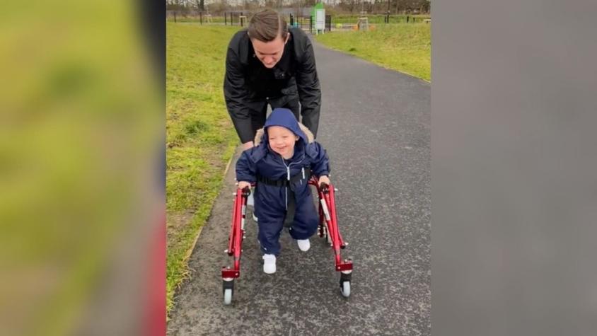 [VIDEO] El emocionante momento en que un niño con parálisis cerebral camina por primera vez
