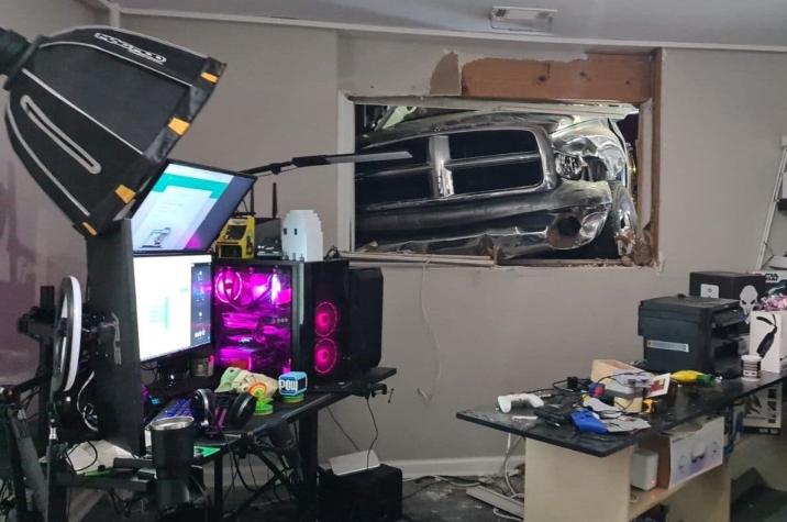 [FOTOS] Camioneta chocó contra la casa de un gamer en medio de una transmisión en vivo