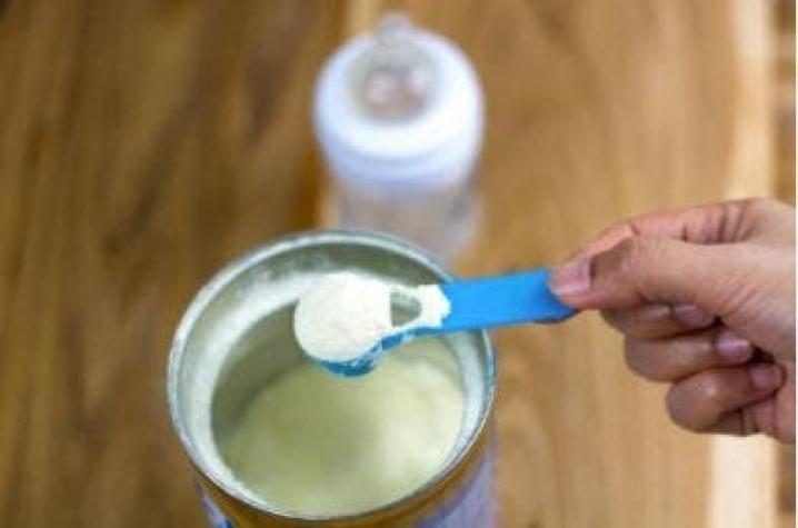 Minsal emitió alerta alimentaria ante probable contaminación en fórmula de leche para bebés