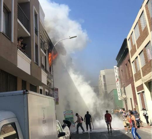 Bomberos combate incendio en edificio en pleno centro de Santiago