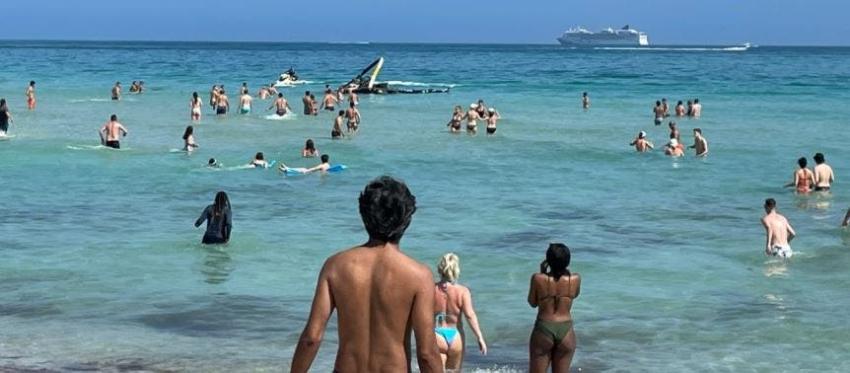 Impactante video: Helicóptero cae al mar frente a playa repleta de gente en Miami