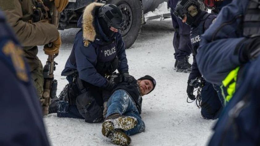 Canadá: el violento desalojo de los camioneros antivacunas que tomaron el centro de Ottawa