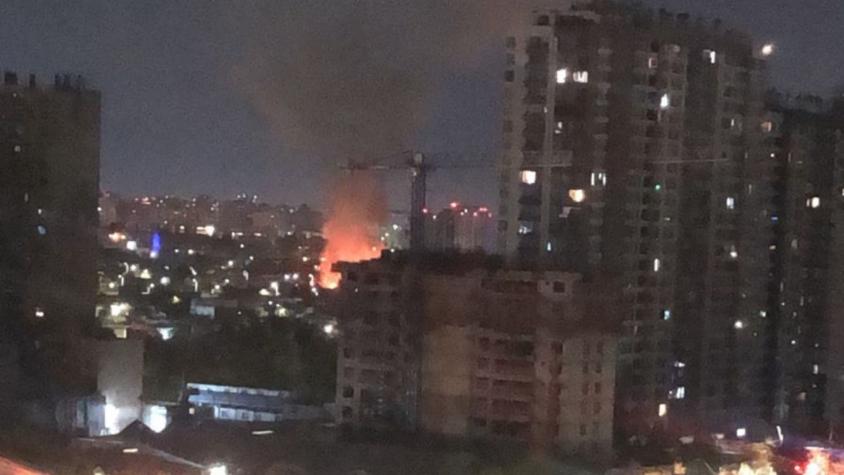 Bomberos combaten incendio en el centro de Santiago