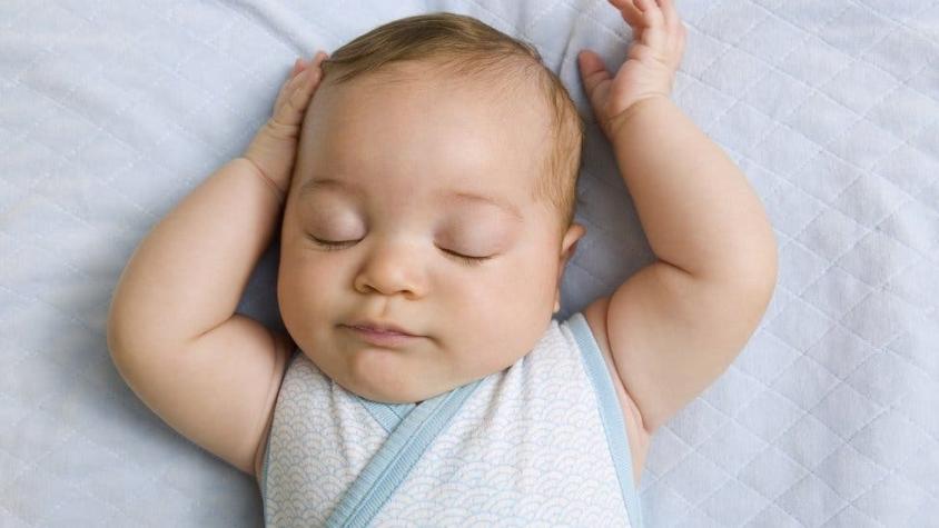 Cómo es recomendable que duerma un bebé (y por qué los consejos comunes pueden estar equivocados)