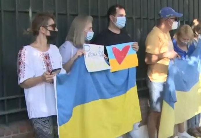 Ucranianos en Chile se manifiestan fuera de la embajada rusa en Santiago