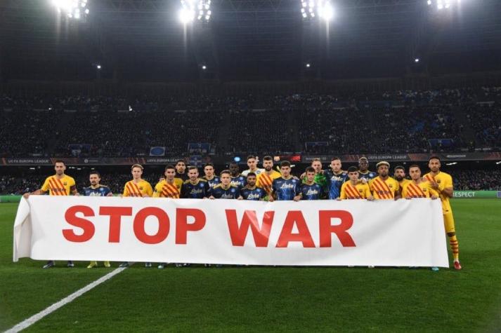 "Paren la guerra": La protesta de jugadores del Napoli y FC Barcelona en la Europa League