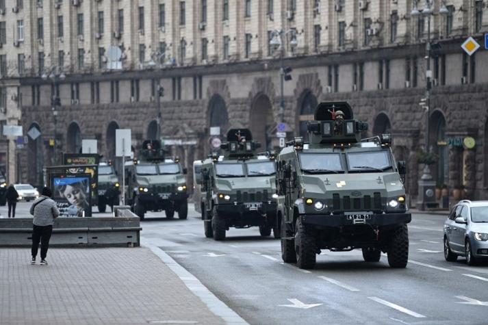 El ejército ruso se acerca a Kiev para "decapitar" al gobierno, según EEUU