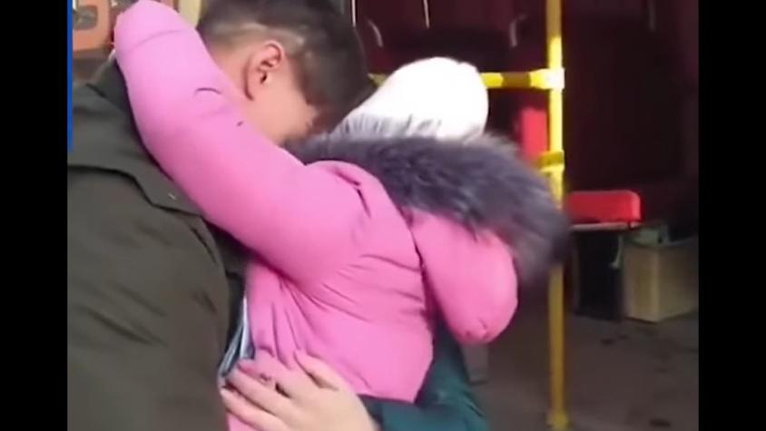 El desgarrador llanto de un padre ucraniano al despedirse de su hija para ir a la guerra