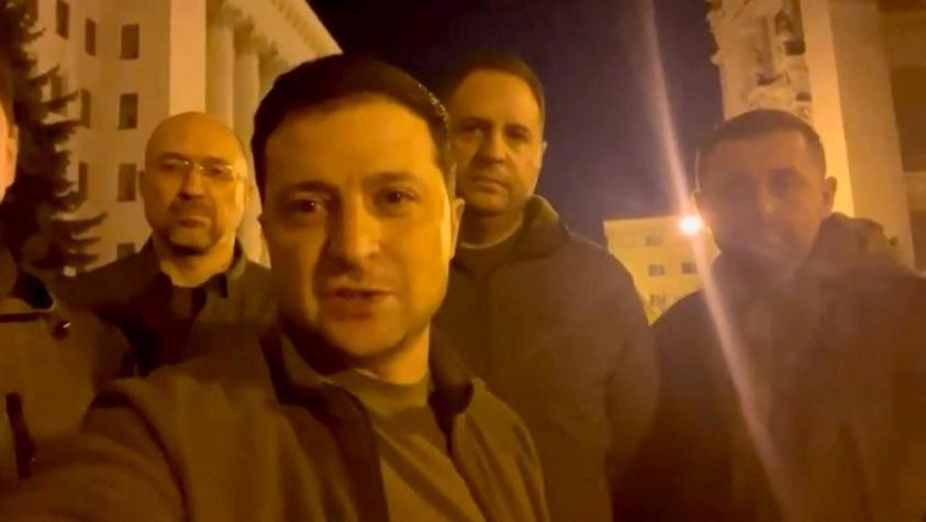"Todos estamos aquí": Presidente ucraniano graba video tras rumores de abandono del país