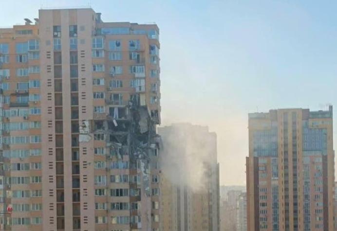 [VIDEO Y FOTOS] Un misil impacta en edificio residencial en Kiev