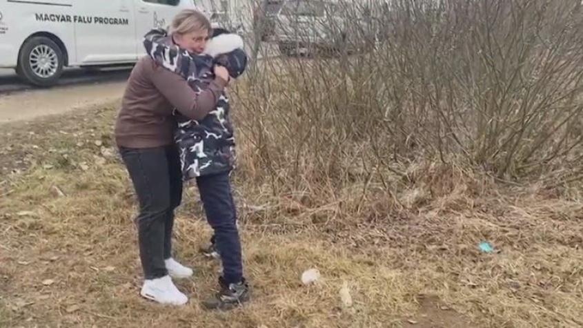 [VIDEO] Madre ucraniana se reúne con sus hijos en la frontera entre Hungría y Ucrania