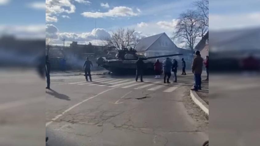 Ucranianos intentaron bloquear paso de tanques rusos: Se pararon frente a ellos