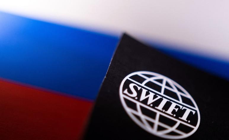 La Unión Europea, EE.UU y otras potencias excluyen bancos rusos del sistema bancario SWIFT