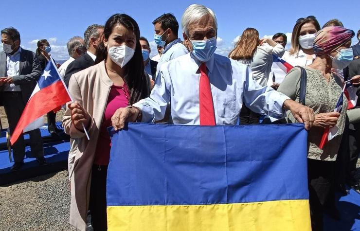 Presidente Piñera posa en Talcahuano con bandera de Ucrania