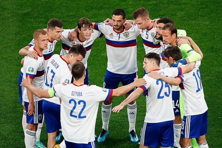 FIFA prohíbe himno y bandera de Rusia en todas sus competiciones