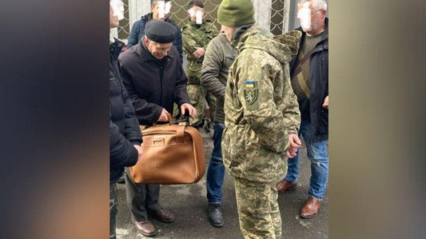 Hombre de 80 años habría intentado enlistarse al ejército ucraniano “por sus nietos”