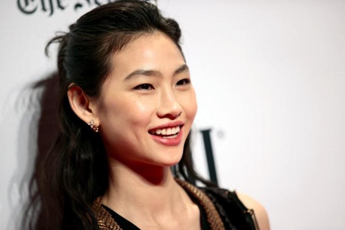 SAG Awards 2022: la cinta de pelo de Hoyeon Jung tiene un