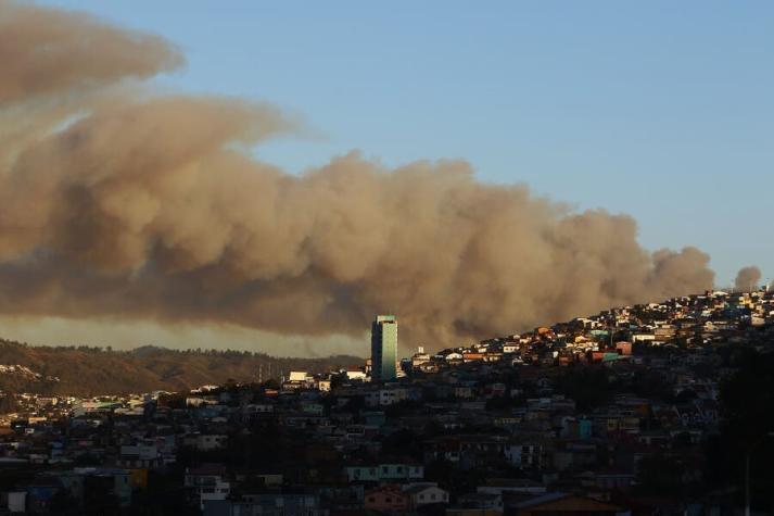 Alerta roja en Valparaíso por incendio forestal que obliga a cortar la Ruta 68
