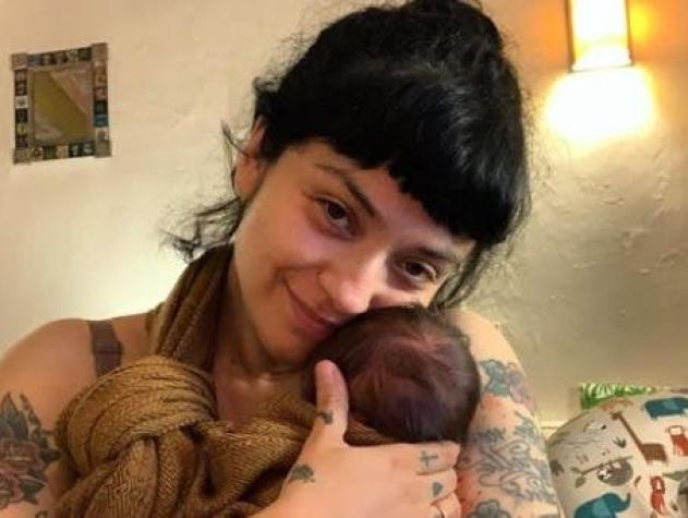 Mon Laferte comparte tierna imagen de su bebé y pide recomendaciones