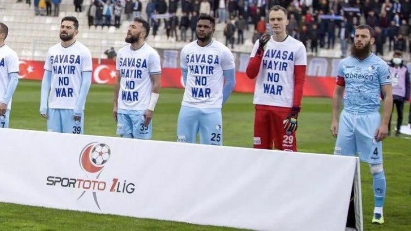 Jugador turco se negó a usar camiseta contra la guerra: "Hacen estas cosas cuando pasa en Europa"