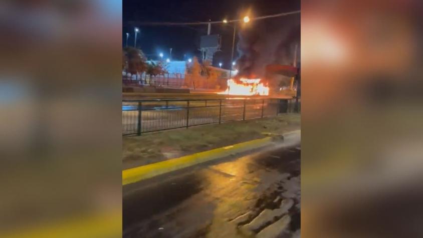 Tres buses del Transantiago son quemados en Peñalolén