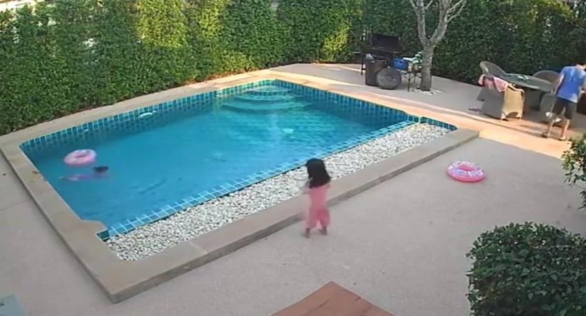Pequeña heroína: cámara registró a niña de 3 años salvando a su hermanita de ahogarse en la piscina