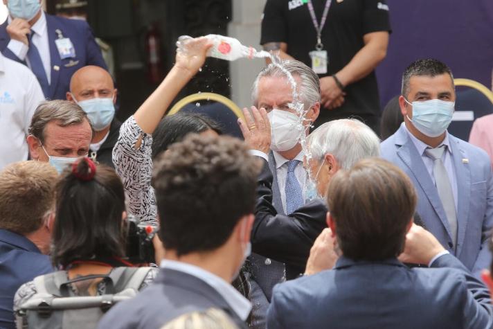 Mujer lanzó agua a Presidente Piñera en medio de ceremonia en La Moneda
