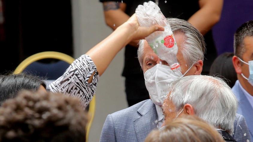 [VIDEO] El momento en que agredieron con una botella de agua al Presidente Sebastián Piñera