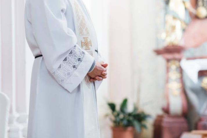 Sacerdote es acusado de abusar sexualmente de una niña de 13 años: Menor habría quedado embarazada